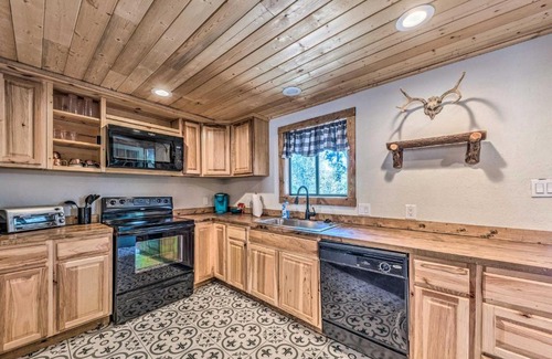 Ruidoso House | Ruidoso Mtn Hideout with Hot Tub and Covered Deck