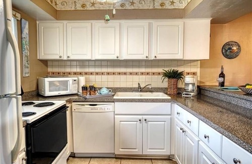 Bradenton Beach Condo | Runaway Bay 135 - Beach, Pool, gym and bay