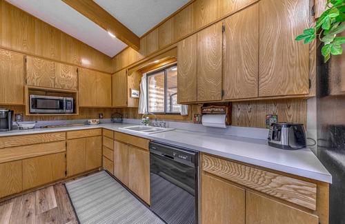 Alto Cabin | Rustic Alto Cabin w/Hot Tub, Deck & Fireplace!