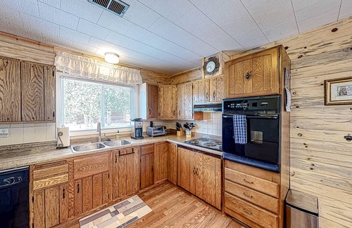 Rio Vista Estates House | Rustic & secluded cottage home with high-speed WiFi, fireplace, & W/D - 1 dog OK