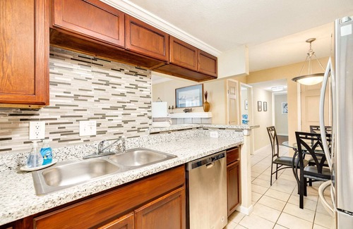 Galveston Condo | Sandpiper Stay - Pool, Near Beach and Seawall!