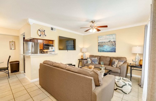 Galveston Condo | Sandpiper Stay - Pool, Near Beach and Seawall!