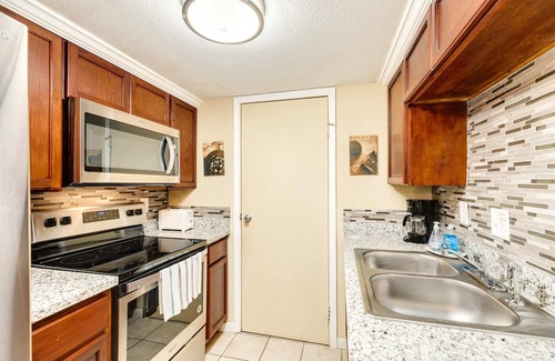 Galveston Condo | Sandpiper Stay - Pool, Near Beach and Seawall!