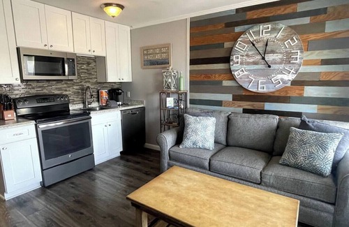 Hilton Head Island Condo | Seabatical-Beautiful ocean view! w/Bikes & Chairs