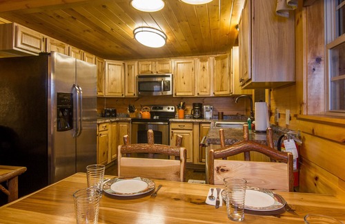 Gatlinburg - Pigeon Forge Cabin | Secluded 2 Bed, Hot Tub, Pool Table, Fire Pit. Holiday Getaway!
