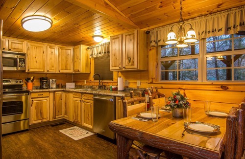 Gatlinburg - Pigeon Forge Cabin | Secluded 2 Bed, Hot Tub, Pool Table, Fire Pit. Holiday Getaway!