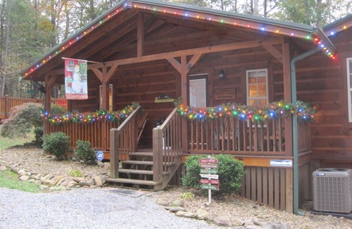 Gatlinburg - Pigeon Forge Cabin | Secluded 2 Bed, Hot Tub, Pool Table, Fire Pit. Holiday Getaway!