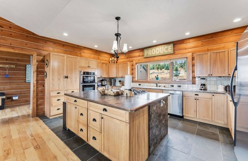 Kremmling Cabin | Secluded 4 bedroom cabin, private HT, mt views