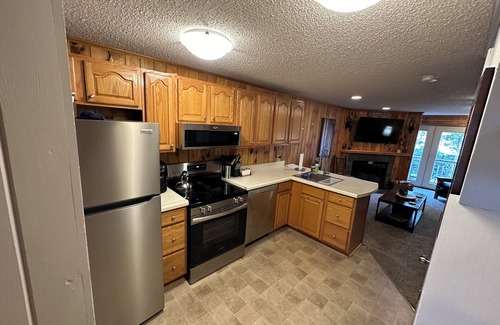 Snowshoe House | Shamrock w2 queen beds. Pet friendly and Ski out. You’ll feel lucky!