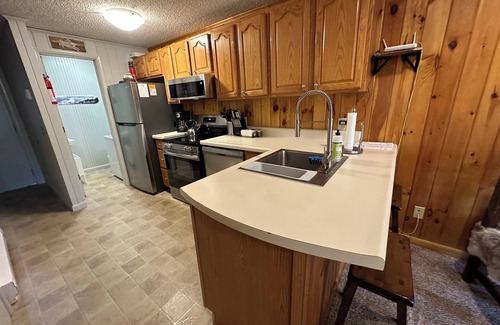Snowshoe House | Shamrock w2 queen beds. Pet friendly and Ski out. You’ll feel lucky!