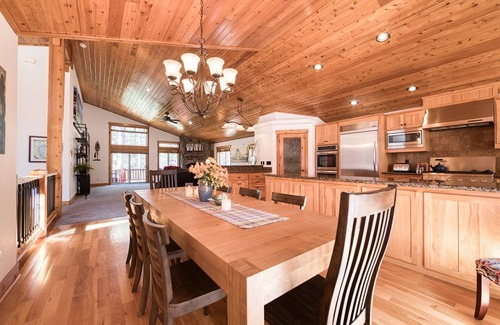Truckee House | Ski View at Tahoe Donner - Stunning 4 BR w/Private Hot Tub - HOA Amenities