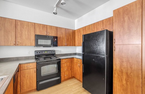 West Bellevue Apartment | Sleek Downtown Bellevue 2BR w/W/D & Storage, near Shops, by Blueground