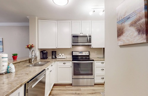 Hilton Head Island Condo | Snow Bird Friendly, ground-floor island gem with pool access - walk to beach