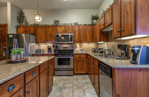 Snowshoe Condo | Soaring Eagle #405: 3 Br Location! Slope Side, Hot Tub