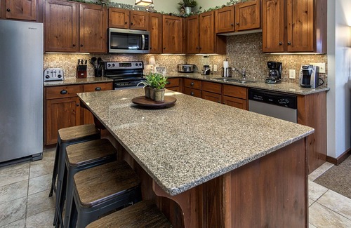 Snowshoe Condo | Soaring Eagle #405: 3 Br Location! Slope Side, Hot Tub