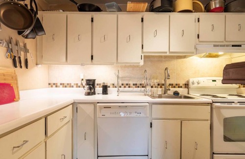 Glenwood Grove - North Iris Condo | Spacious 2bed2bath in Boulder with a deck.