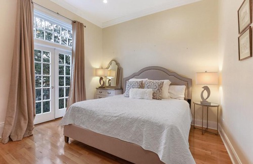 Faubourg Lafayette Apartment | Spacious 3BR Condo w Pool Steps to St Charles Ave