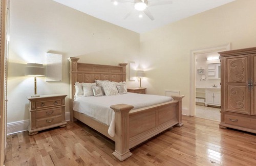 Faubourg Lafayette Apartment | Spacious 3BR Condo w Pool Steps to St Charles Ave