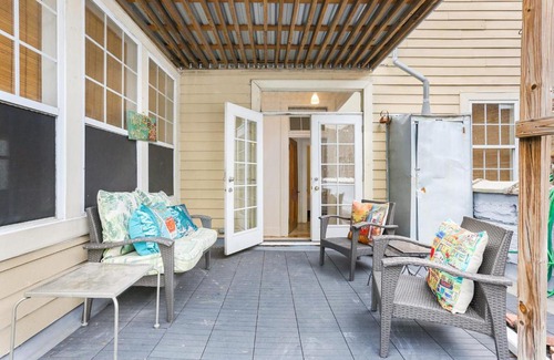 Faubourg Lafayette Apartment | Spacious 3BR Condo w Pool Steps to St Charles Ave
