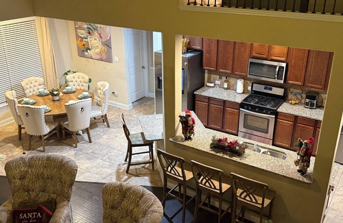 Iowa Colony House | Spacious 5-bedroom house in charming Rosharon with WiFi and fitness room