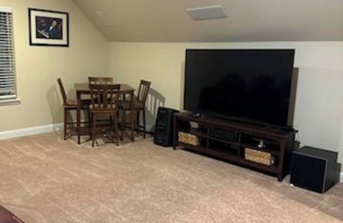 Iowa Colony House | Spacious 5-bedroom house in charming Rosharon with WiFi and fitness room