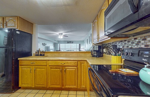 Gulf Shores Condo | Spacious beachfront condo with outdoor pool & Gulf views