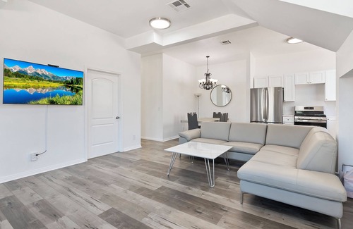 NoHo Arts District Apartment | Spacious charming 4-bedroom 2 bath fancy loft near Universal studio/Hollywood-8