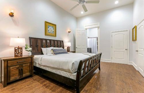 Faubourg Lafayette Apartment | Spacious Condo w Pool & Courtyard Near French Quarter