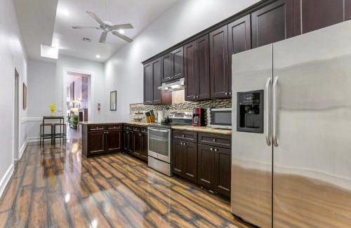 Faubourg Lafayette Apartment | Spacious Condo w Pool & Courtyard Near French Quarter