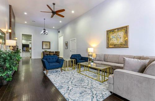 Faubourg Lafayette Apartment | Spacious Condo w Pool & Courtyard Near French Quarter