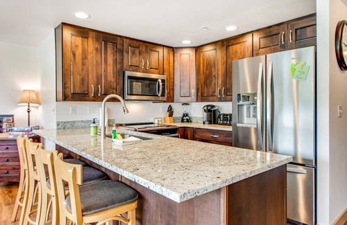 Chelan Condo | Spacious condo with pool - across from Don Morse City Park & lake access