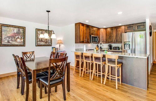 Chelan Condo | Spacious condo with pool - across from Don Morse City Park & lake access