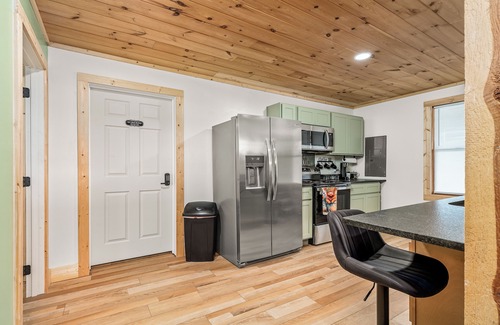 Crossville Cabin | Spacious Get Away: Mt. View Cabin fully equipped kitchen ONLY 15min to Town