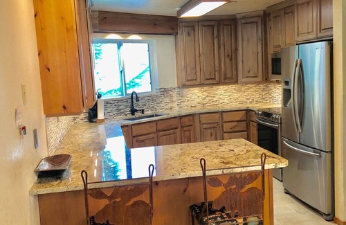 Mountain House Condo | Spacious Luxury Condo Private Hot Tub and Sanua in Unit 1000' to ski lift