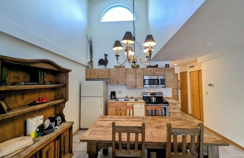 Mountain House Condo | Studio with full kitchen & quick walk to lift