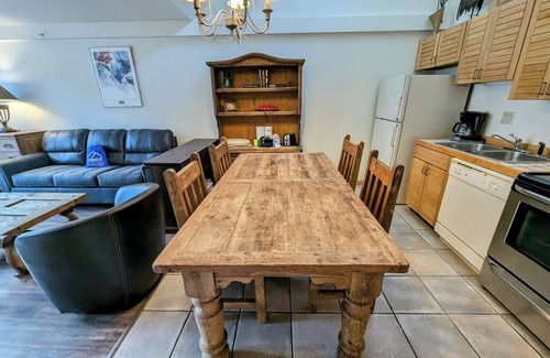 Mountain House Condo | Studio with full kitchen & quick walk to lift
