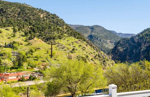 Glenwood Springs House | Stylish Historic Views Room, Ideal for Relaxing Getaways near Restaurants & Fun