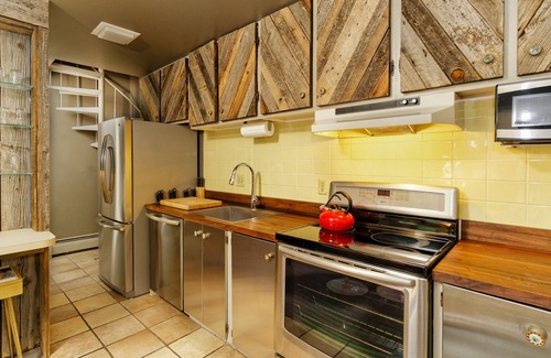 Aspen Condo | Stylish Modern Mountain Views in Downtown ASPEN CORE w/Free Wifi and Hot Tub Great Location!