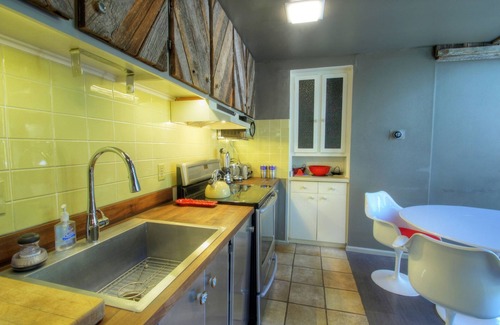 Aspen Condo | Stylish Modern Mountain Views in Downtown ASPEN CORE w/Free Wifi and Hot Tub Great Location!