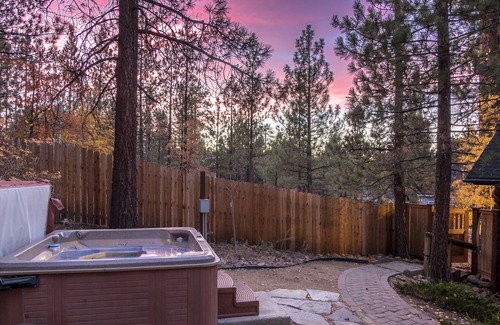 Evergreen Estates House | Summit Lodge: Luxurious! Near Bear Mtn & Summit! Jacuzzi! Pool table! Log features! Hagen!
