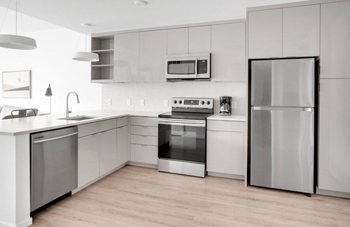 Congress Park Apartment | Sunny Congress Park 1BR w/ Gym & Pool, near shops & dining, by Blueground