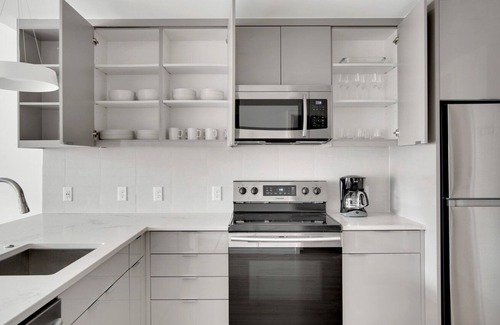 Congress Park Apartment | Sunny Congress Park 1BR w/ Gym & Pool, near shops & dining, by Blueground