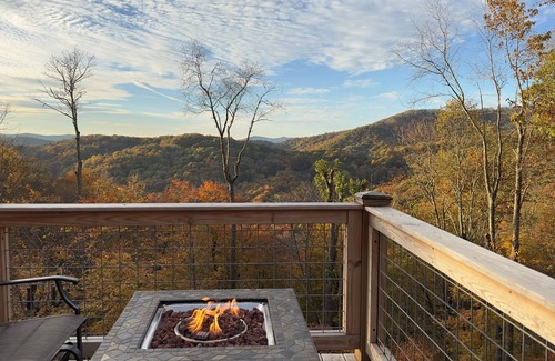 Wolf Laurel Cabin | Sunset Mtn View*Hot Tub*Massage Chair*Game Rm*Hiking*near Hatley Pointe*Fire Pit
