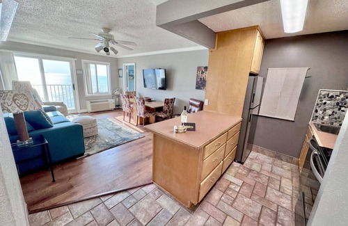 Northeast Virginia Beach Apartment | Sunshine 11th Floor Panoramic Ocean Views - 1102