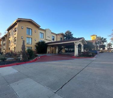 Shenandoah Hotel | Super 8 by Wyndham The Woodlands North