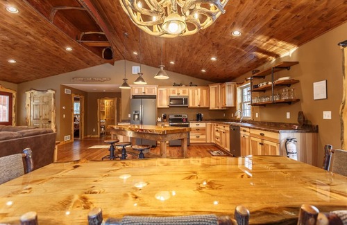 Wisconsin Dells Cabin | The Beautiful Whitetail Ridge-Luxury 5BR Cabin, Just minutes from downtown