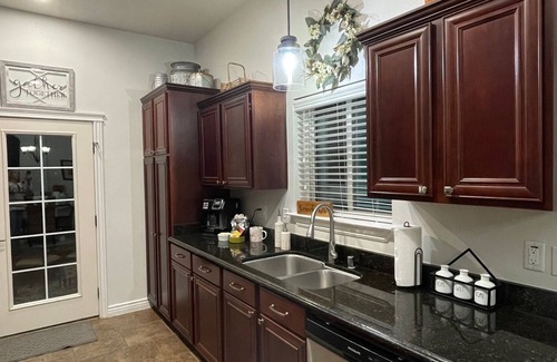 Biggs Field House | The Best Home for Families-Dogs/Gated Community w/Security/Pool & Many Amenities
