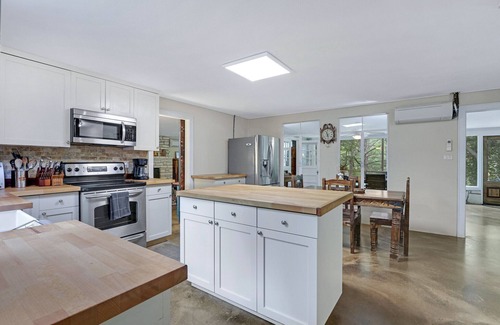 Wimberley House | The Creek,The Pool, walking distance to the square it's all here!