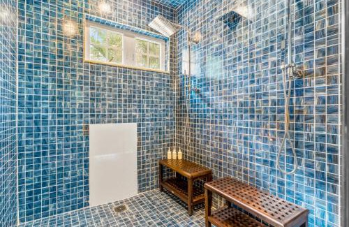 East Fort Lauderdale House | The Modern Castle Canal View Access Rooftop Living Greenhouse VlLLAS
