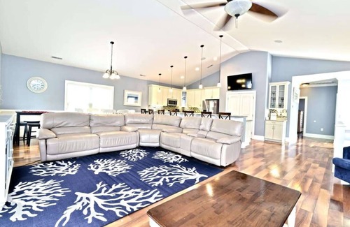 Windy Hill House | The Palm Luxury Beach House with Pool Top Location